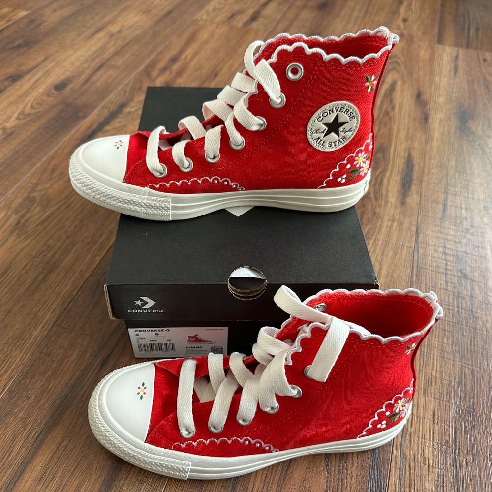Chuck Taylor All Star Embroidered Flowers W6